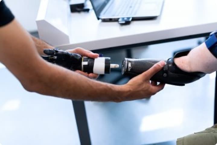 Montage einer robotischen Prothesenhand
